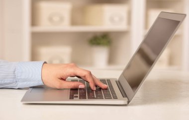 İş kadını onun laptop rahat bir ortamda çalışma