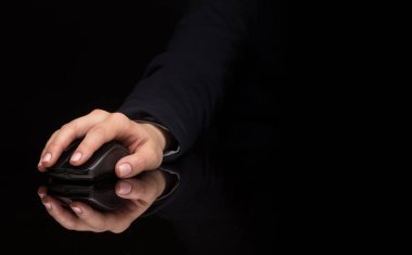 Koyu arka plan üzerinde fare kullanarak ele