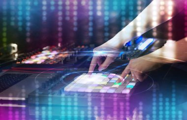 Sosyal medya kavramı ile karıştırma müzik MIDI denetleyicisi üzerindeki el