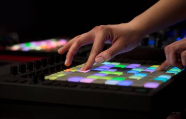 Karıştırma müzik MIDI denetleyicisi üzerindeki el