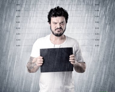 Gangster hapiste yakalandı