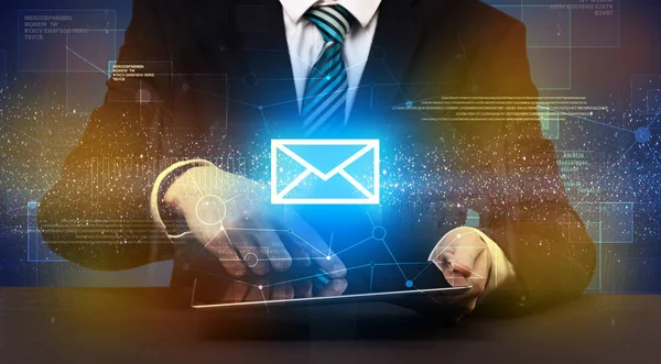 Imprenditore digitazione e mailing icona sopra — Foto Stock