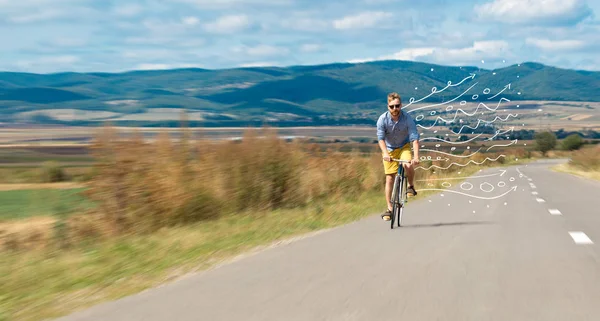 Módní cyklista v přírodě někam — Stock fotografie