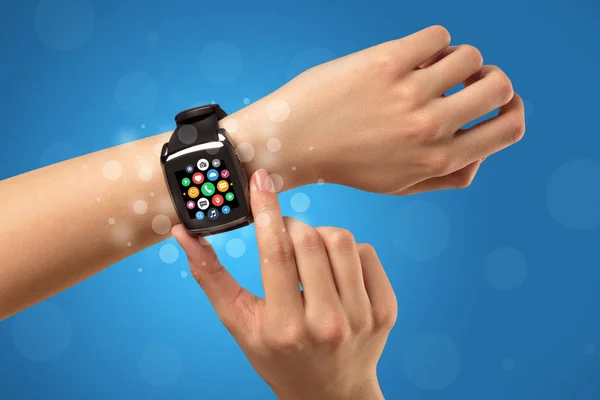 Frauenhand mit Smartwatch und App-Symbolen — Stockfoto
