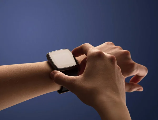 Gros plan main féminine avec balck smartwatch écran — Photo