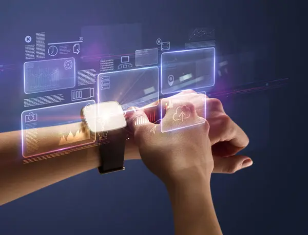 Vrouwelijke hand met smartwatch en donkere achtergrond — Stockfoto