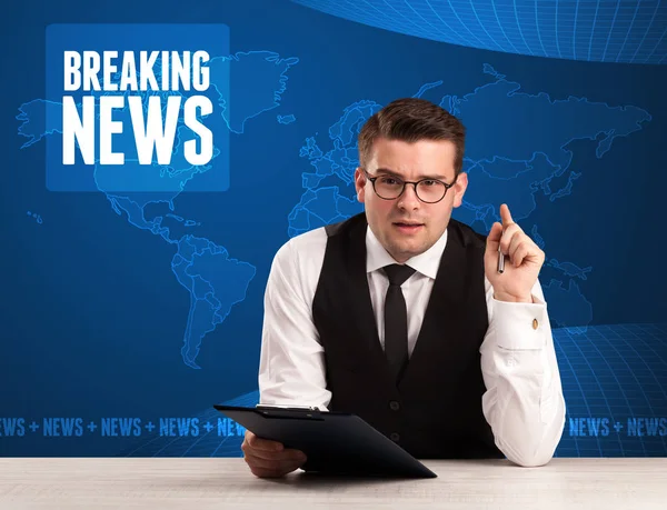 Television presenter in front telling breaking news with blue modern background — Stock Photo, Image