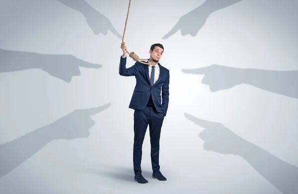 Affärsman försöker självmord med pekar händer koncept — Stockfoto