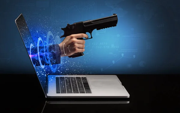 Kézi pisztollyal jön ki a laptop — Stock Fotó