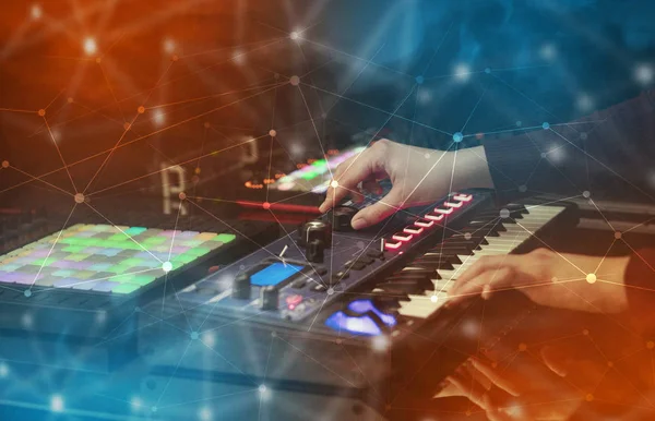Mão misturando música no controlador midi com conceito de conectividade — Fotografia de Stock