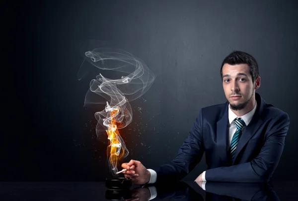 Concepto de fumador de hombre de negocios — Foto de Stock