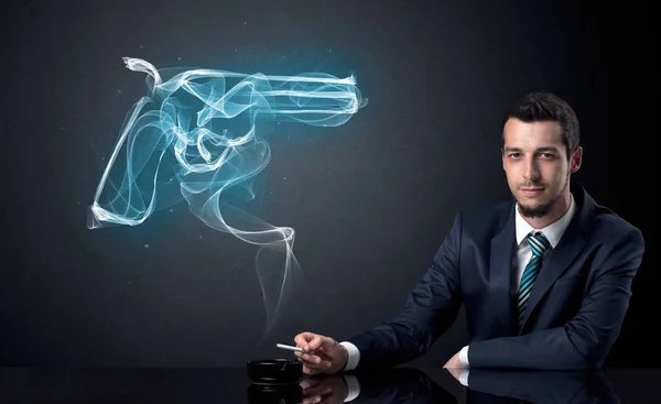 Geschäftsmann raucht Konzept — Stockfoto