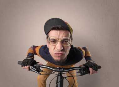 Boş arka plan ile çılgın bisikletçi