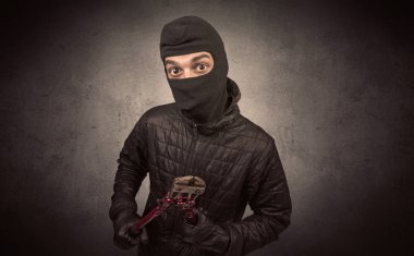 Hırsız aracı ile.