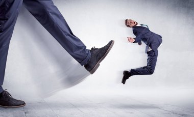 Uzun bacaklı tekme küçük adam