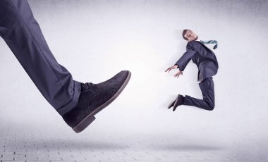 Genç bir işçi tarafından Koca ayak evden attı