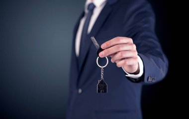 Genç adam el tuşları 