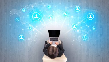 Sandalyede oturan kadın ile sosyal medya kavramı