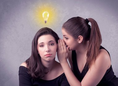 Kız onu kız arkadaşına gizli şeyler söylüyorum