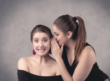 Kız onu kız arkadaşına gizli şeyler söylüyorum