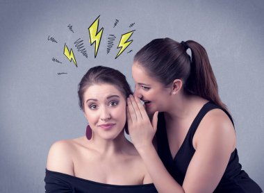 Kız onu kız arkadaşına gizli şeyler söylüyorum