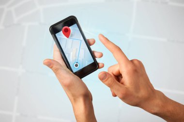 Akıllı telefon tutan bir kadın.