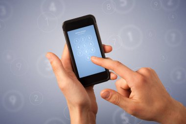Akıllı telefon tutan bir kadın.