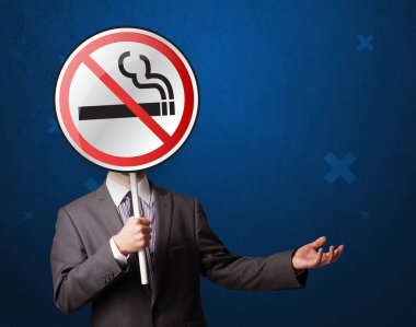 Hiç Sigara İçilmez işareti tutan işadamı