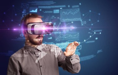 İşadamı ile sanal gerçeklik koruyucu gözlük 