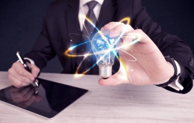 renkli bir ampul tutan işadamı