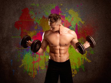 Renkli duvarı ve kilosu olan güçlü bir adam.