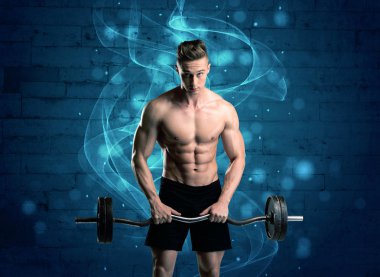 Çekici güçlü fitness adamı ağırlık kaldırıyor.