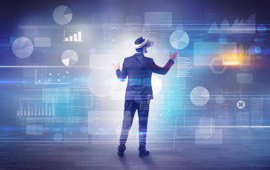 İşadamı vj gözlüklü bir proje denetimi