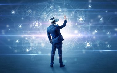 Bağlantı denetimi vj gözlüklü işadamı