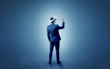 İşadamı vr gözlük ile boş bir odada