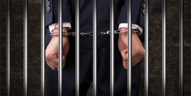 Hapiste yakın kelepçeli erkek