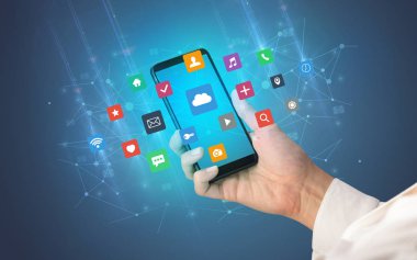 Smartphone uygulama simgeleri ile kullanarak ele 