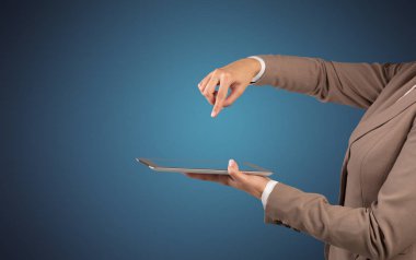 Mockup el holding tablet