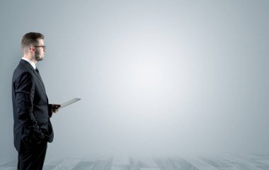 Boş bir alanda ayakta işadamı