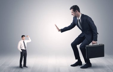 Küçük bir işadamı dev iş adamı korkuttu