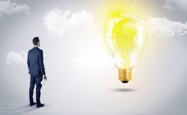 Elinde nesnelerle sırt ile ayakta ve Nasa nezaket dünya bakarak işadamı