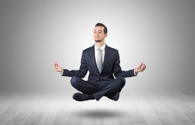 İşadamı bir boşluk kavramı içinde meditasyon