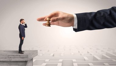 Labirent düşünme stratejileri hakkında tepesinden küçük iş adamı