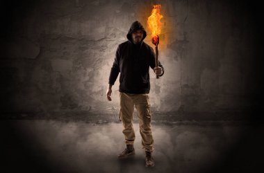 Yanan meşale önünde ufalanan duvar kavramı ile wayfarer