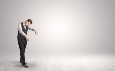 Zombi işadamı bir kopya uzayda yürüyüş