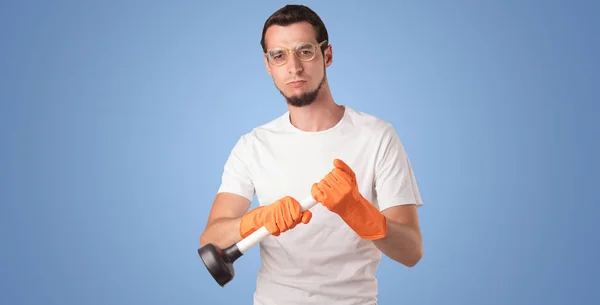 Haushälterin vor einer blauen leeren Wand — Stockfoto