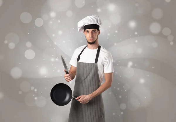 Cozinheiro masculino com papel de parede cinza brilhante — Fotografia de Stock