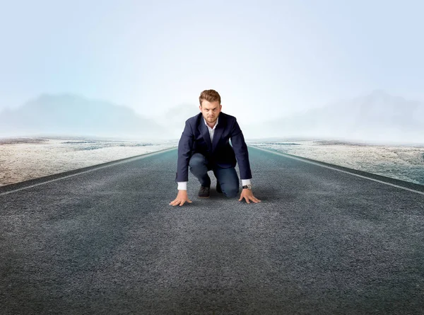 Businessman kneeling in ready position — Stock Photo, Image
