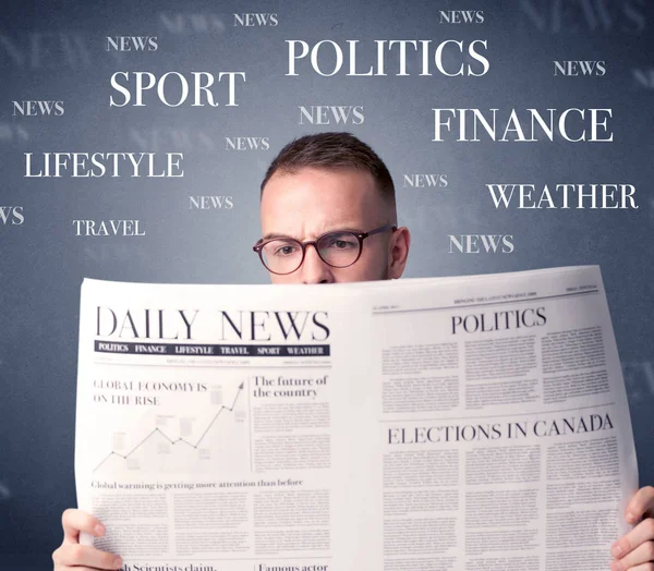 Empresário lendo jornal — Fotografia de Stock