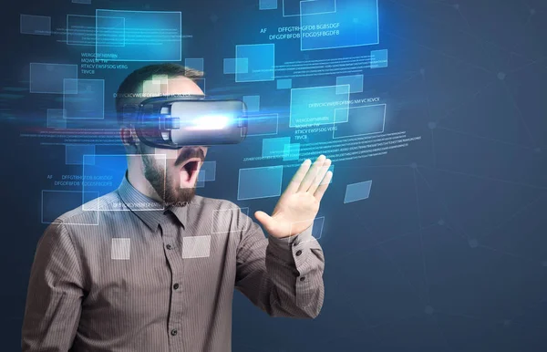 Бизнесмен в очках виртуальной реальности — стоковое фото